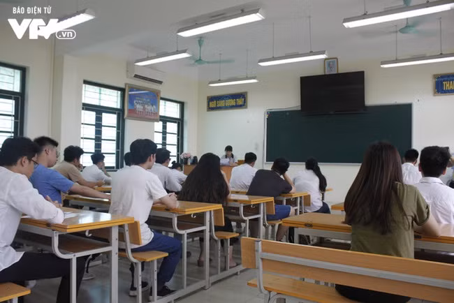 Cắt bớt một số bài trong chương trình học khiến học sinh cuối cấp nhiều gặp khó khăn trong thi cử. (Ảnh minh họa: VTV)