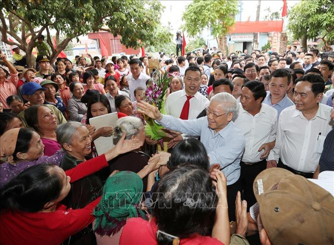 Tư tưởng Hồ Chí Minh về đại đoàn kết toàn dân tộc đã, đang tiếp tục được Đảng và nhân dân ta phát huy cao độ trong sự nghiệp đổi mới và hội nhập hiện nay với mục tiêu xây dựng một nước Việt Nam hòa bình, thống nhất, độc lập, giàu mạnh, dân chủ, công bằng và văn minh. Trong ảnh: Tổng Bí thư Nguyễn Phú Trọng dự Ngày hội Đại đoàn kết toàn dân tộc với nhân dân thôn Thượng Điện, xã Vinh Quang, huyện Vĩnh Bảo, thành phố Hải Phòng, chiều 15/11/2017. Ảnh: Trí Dũng/TTXVN