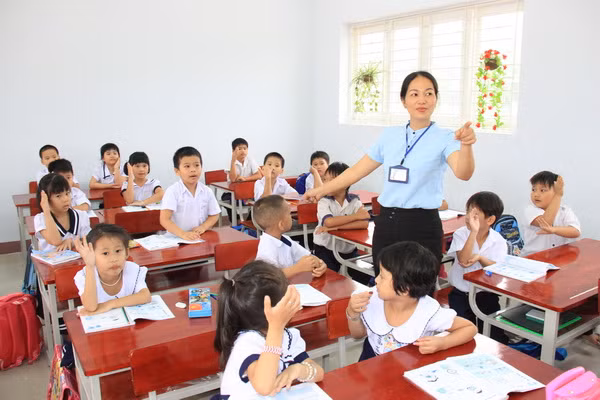 Giáo viên phải biết buông bỏ những lo toan thường ngày để dạy trẻ bằng cả trái tim. (Ảnh minh hoạ: Giaoducthoidai.vn)