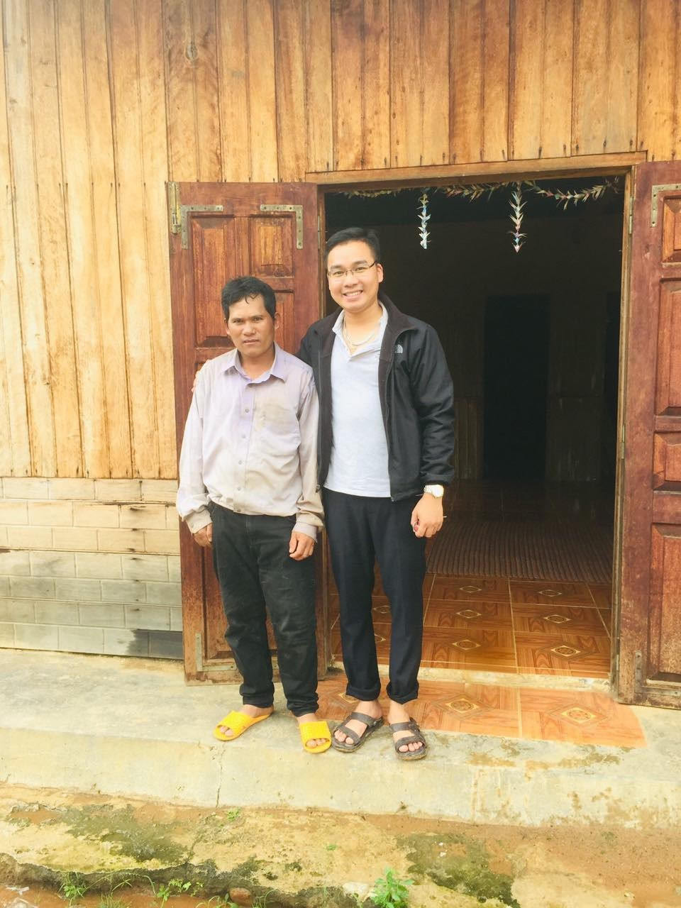 Thầy Duy cùng phụ huynh học sinh trong một lần vận động học sinh tới trường năm học trước. (Ảnh: Nhân vật cung cấp) Thầy Duy cùng phụ huynh học sinh trong một lần vận động học sinh tới trường năm học trước. (Ảnh: Nhân vật cung cấp)