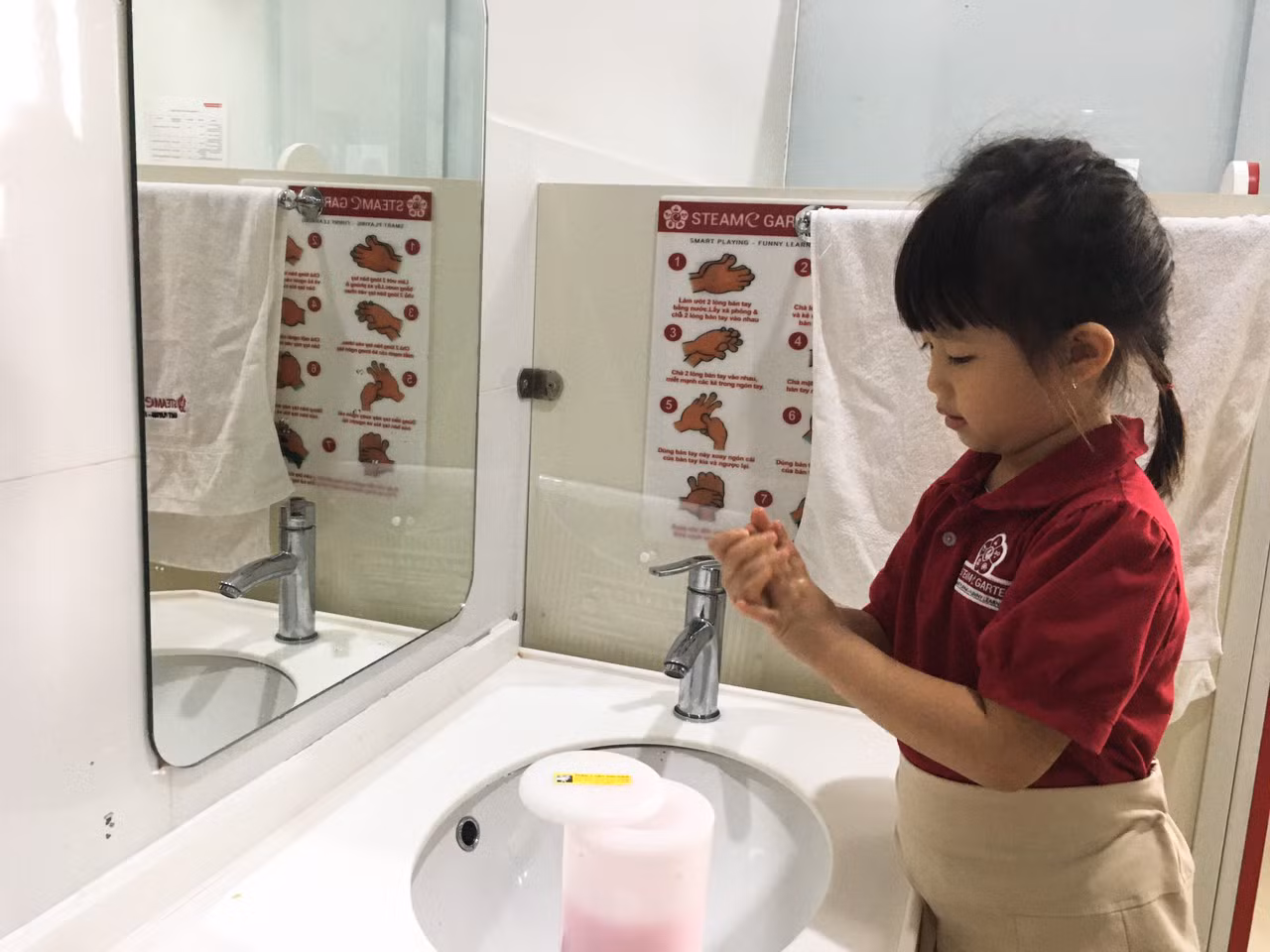 Rèn luyện cho trẻ kỹ năng bảo vệ sức khỏe như đeo khẩu trang, rửa tay đúng cách,... Rèn luyện cho trẻ kỹ năng bảo vệ sức khỏe như đeo khẩu trang, rửa tay đúng cách,...