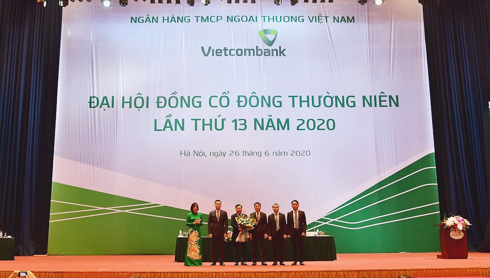 Ban lãnh đạo Vietcombank tặng hoa chúc mừng ông Lại Hữu Phước – Trưởng Ban Kiểm tra nội bộ được bầu vào Ban kiểm soát Ngân hàng Thương mại cổ phần Ngoại thương Việt Nam nhiệm kỳ 2018-2023 Ban lãnh đạo Vietcombank tặng hoa chúc mừng ông Lại Hữu Phước – Trưởng Ban Kiểm tra nội bộ được bầu vào Ban kiểm soát Ngân hàng Thương mại cổ phần Ngoại thương Việt Nam nhiệm kỳ 2018-2023