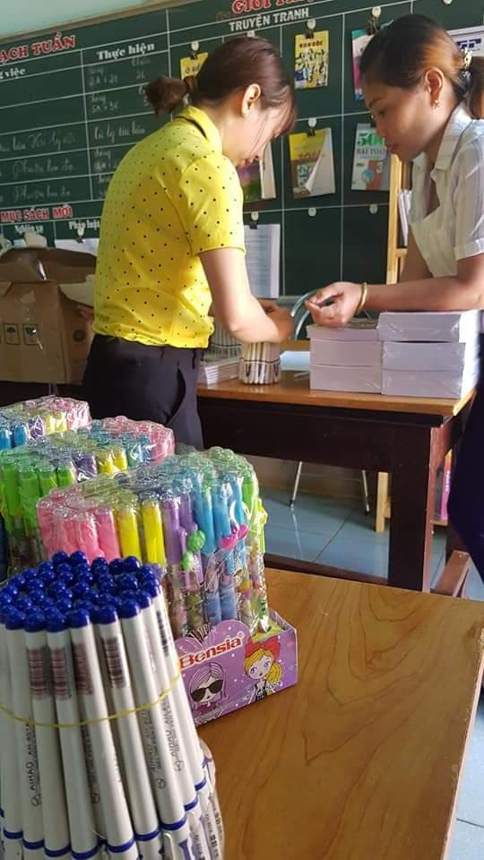 Cô Hà Thị Mai Hương cùng các cô giáo trong trường sắp xếp sách vở, dụng cụ học tập tặng học trò