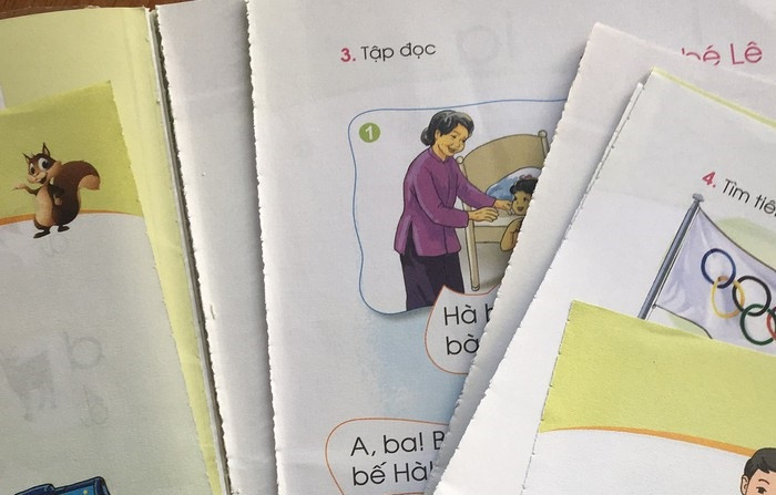 Sách giáo khoa tiếng Việt lớp 1 trong bộ Cánh Diều chưa dùng đã bung lả tả. (Ảnh: Phan Tuyết)
