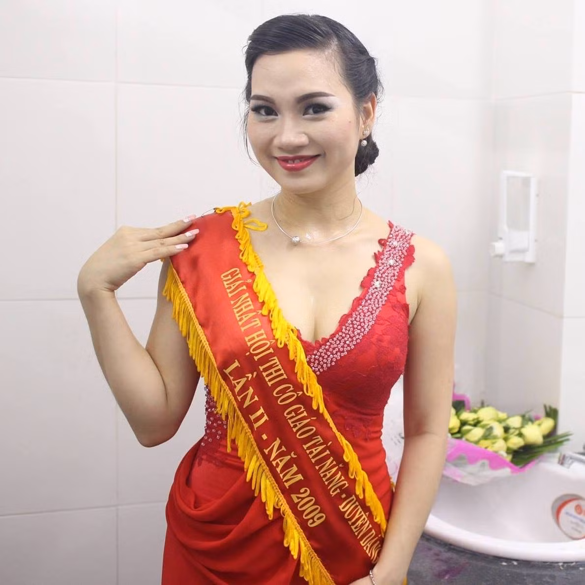 Cô giáo trẻ đầy tài năng và rất duyên dáng ảnh 1