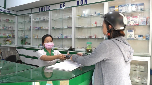 Một số nhà thuốc phát miễn phí khẩu trang cho người dân. (Ảnh: VTV)