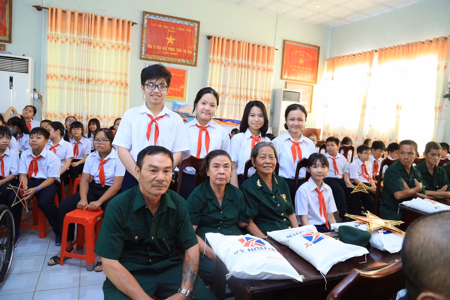 Học sinh cùng các bác thương bệnh binh nghe chia sẻ truyền thống anh hùng của Quân đội Việt Nam trong kháng chiến giành độc lập và bảo vệ Tổ quốc. Học sinh cùng các bác thương bệnh binh nghe chia sẻ truyền thống anh hùng của Quân đội Việt Nam trong kháng chiến giành độc lập và bảo vệ Tổ quốc.