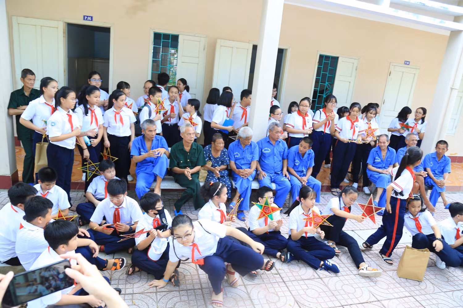 Học sinh cùng vui Trung thu với thương bệnh binh có bệnh có bệnh lý không lên hội trường được. Học sinh cùng vui Trung thu với thương bệnh binh có bệnh có bệnh lý không lên hội trường được.