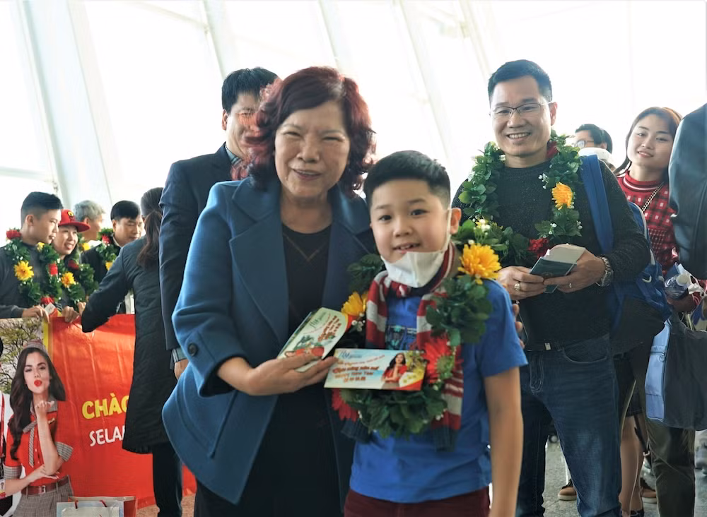 Hành khách làm thủ tục và nhận quà may mắn đầu năm từ Vietjet Hành khách làm thủ tục và nhận quà may mắn đầu năm từ Vietjet