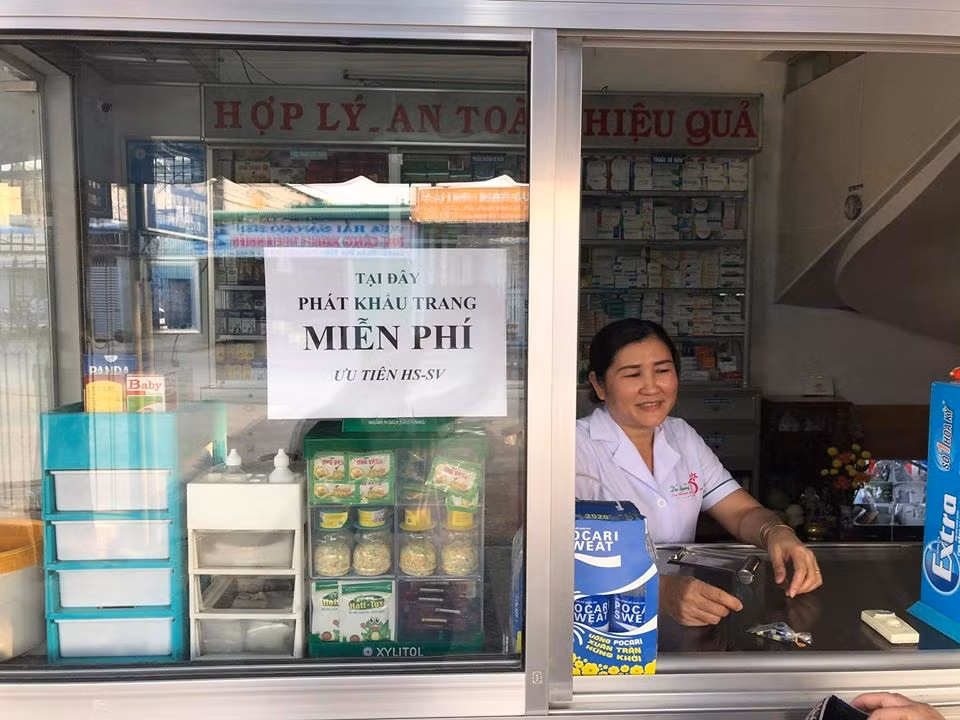 Quầy thuốc 367 khu chung cư Long Điềm thành phố Biên Hòa – Đồng Nai phát khẩu trang miễn phí cho người dân. (Ảnh do tác giả cung cấp)