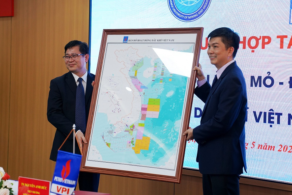 Viện Dầu khí Việt Nam trao tặng Bản đồ hoạt động dầu khí Việt Nam cho Đại học Mỏ - Địa chất.