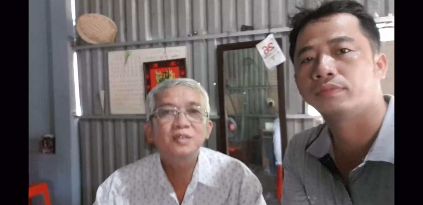Thầy giáo Châu Sơn Ca (bên phải) đến thăm và xác minh hoàn cảnh thầy Nguyễn Văn Đức giáo viên Trường Trung học phổ thông Huỳnh Thị Hưởng tỉnh An Giang (Ảnh: CTV)