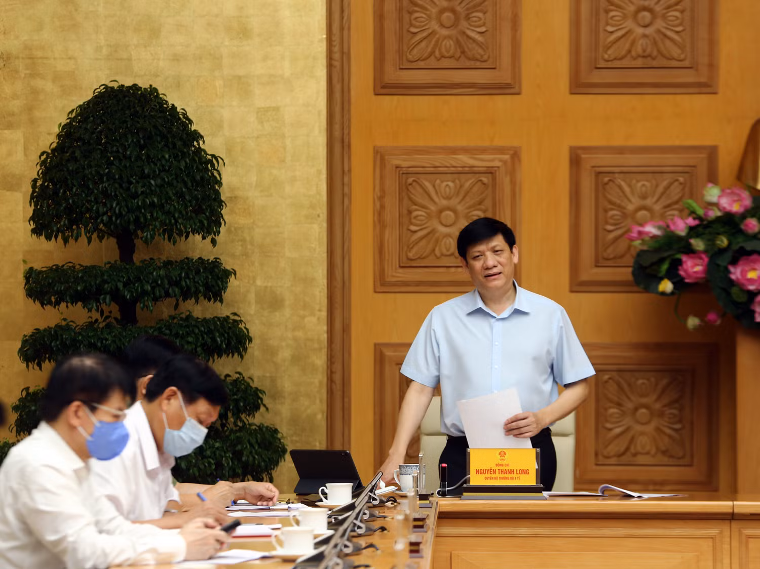Lãnh đạo Bộ Y tế cho biết đối với ổ dịch ở tỉnh Hải Dương chúng ta phải truy vết thật nhanh, xét nghiệm thật nhanh để khoanh vùng dập dịch… Ảnh: VGP/Đình Nam