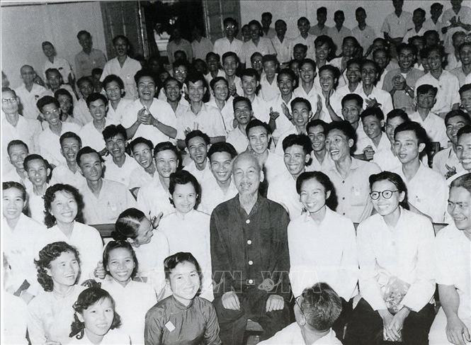 Tại Đại hội lần thứ III Những người viết báo Việt Nam, Chủ tịch Hồ Chí Minh căn dặn: “Cán bộ báo chí cũng là chiến sĩ cách mạng. Cây bút, trang giấy là vũ khí sắc bén” (8/9/1962). Ảnh: Tư liệu/TTXVN phát Tại Đại hội lần thứ III Những người viết báo Việt Nam, Chủ tịch Hồ Chí Minh căn dặn: “Cán bộ báo chí cũng là chiến sĩ cách mạng. Cây bút, trang giấy là vũ khí sắc bén” (8/9/1962). Ảnh: Tư liệu/TTXVN phát