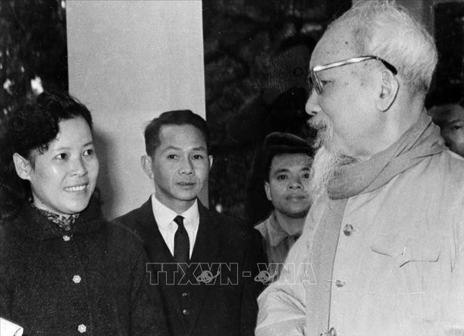 Chủ tịch Hồ Chí Minh dặn dò nữ phóng viên Tuệ Oanh của Việt Nam Thông tấn xã về cách viết tin trong dịp đưa tin cuộc bầu cử Quốc hội khóa III (26/4/1964). Ảnh: Tư liệu TTXVVN Chủ tịch Hồ Chí Minh dặn dò nữ phóng viên Tuệ Oanh của Việt Nam Thông tấn xã về cách viết tin trong dịp đưa tin cuộc bầu cử Quốc hội khóa III (26/4/1964). Ảnh: Tư liệu TTXVVN