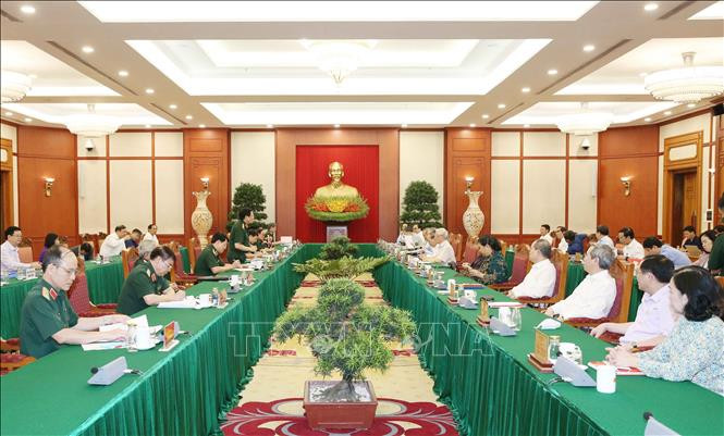 Sáng 12/9, tại Trụ sở Trung ương Đảng, tập thể Bộ Chính trị đã làm việc với Thường vụ Quân ủy Trung ương, cho ý kiến về dự thảo văn kiện và công tác chuẩn bị nhân sự Đại hội Đảng bộ Quân đội lần thứ XI, nhiệm kỳ 2020-2025. Tổng Bí thư, Chủ tịch nước Nguyễn Phú Trọng chủ trì buổi làm việc.