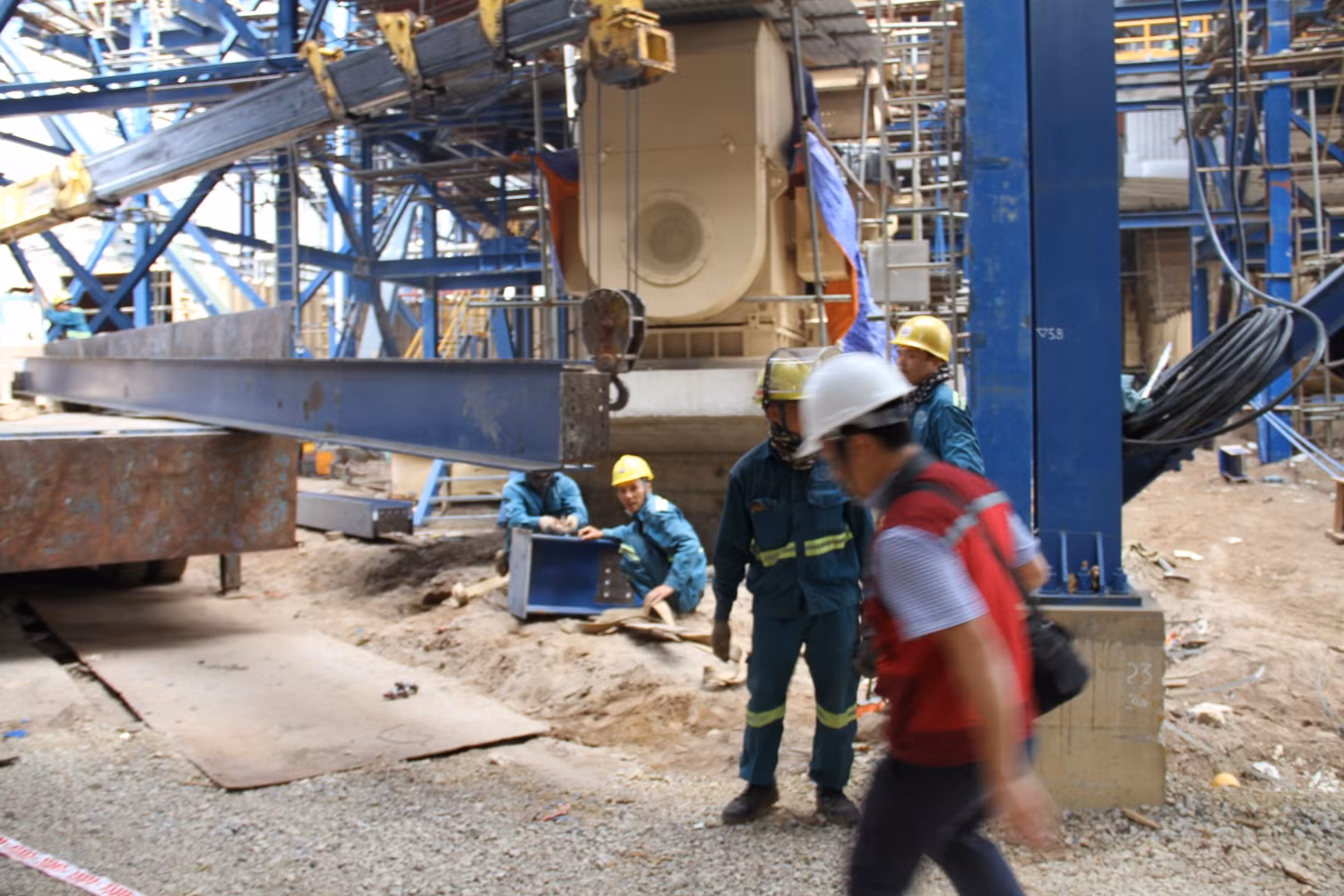 Người lao động trên công trường đang trông chờ quyết định từ các cấp bộ ngành. Người lao động trên công trường đang trông chờ quyết định từ các cấp bộ ngành.