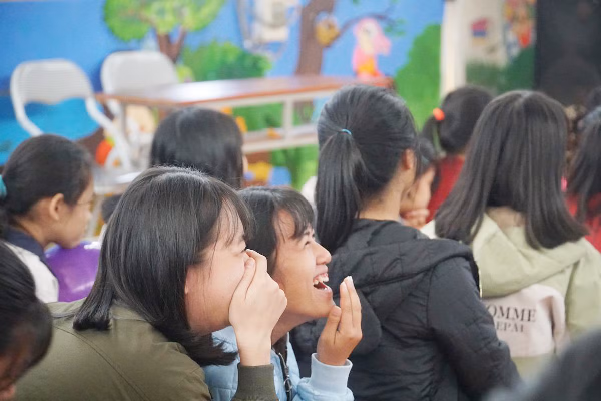 Cả hội trường vỡ òa bởi sự dí dỏm và hài hước đến từ các diễn viên không chuyên của nhóm Cầu Vồng.