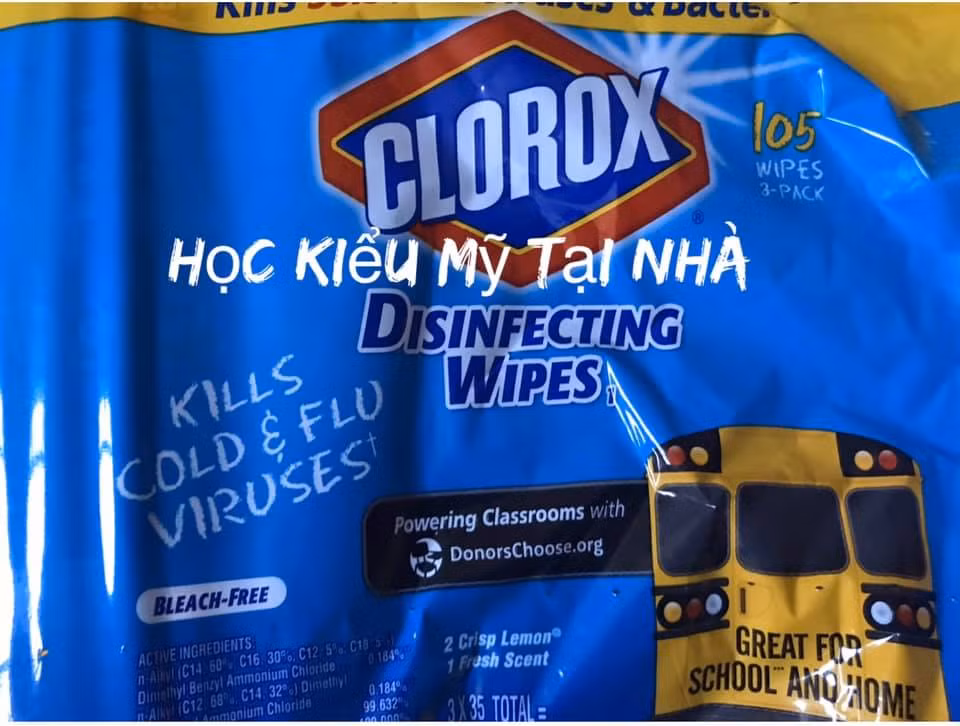 Giấy ướt khử trùng (disinfecting wipes) để lau bàn sau khi ăn xong hay lau chùi nếu bị bẩn đột xuất.