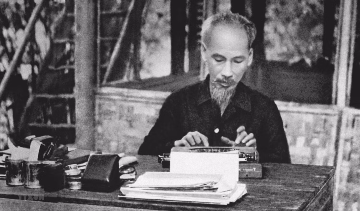 Chủ tịch Hồ Chí Minh luôn quan tấm đến việc xây dựng đội ngũ cán bộ.