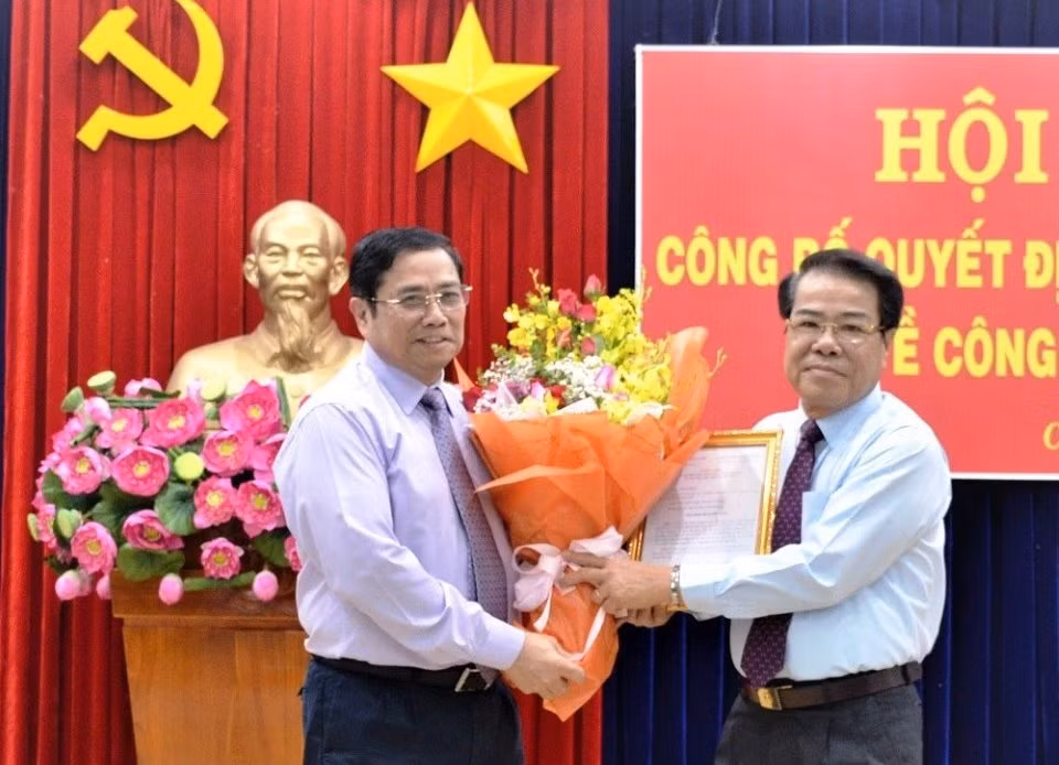 Đồng chí Phạm Minh Chính trao quyết định và chúc mừng đồng chí Dương Thanh Bình. (Ảnh: VGP) Đồng chí Phạm Minh Chính trao quyết định và chúc mừng đồng chí Dương Thanh Bình. (Ảnh: VGP)