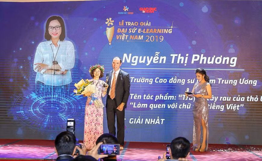 Ông Đặng Văn Bình, Phó Cục trưởng Cục Nhà giáo và Cán bộ Quản lý, Bộ Giáo dục và Đào tạo trao giải Đại sứ E-Learning Việt Nam 2019 cho cô Nguyễn Thị Phương. (Ảnh: NVCC)