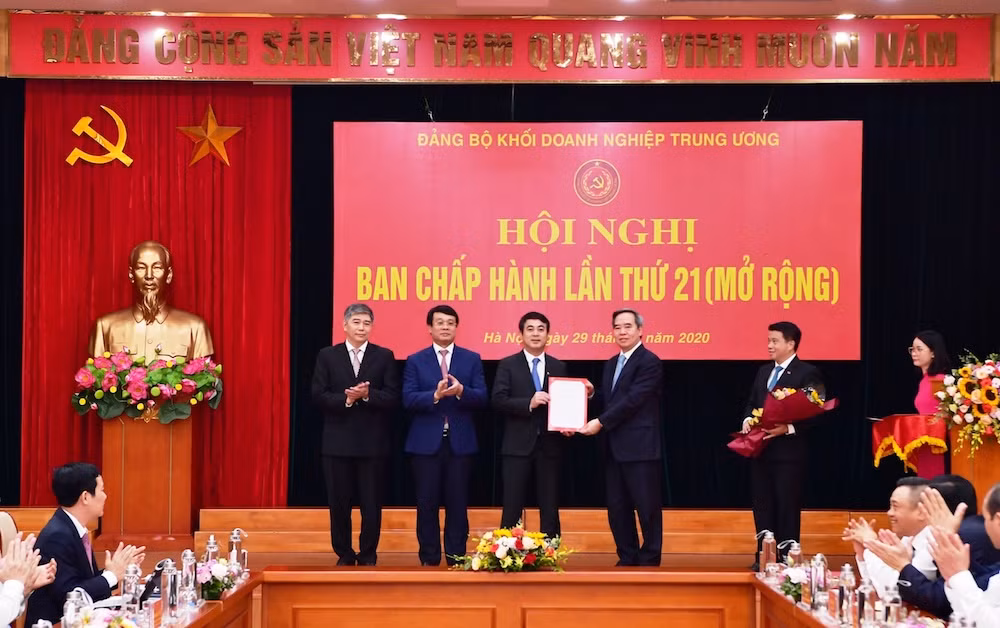 Đồng chí Nguyễn Văn Bình - Ủy viên Bộ Chính trị, Bí thư Trung ương Đảng, Trưởng Ban Kinh tế Trung ương (thứ 4 từ trái sang) trao Quyết định chuẩn y Ủy viên Ban Thường vụ Đảng ủy Khối Doanh nghiệp Trung ương nhiệm kỳ 2015 – 2020 cho đồng chí Nghiêm Xuân Thành.