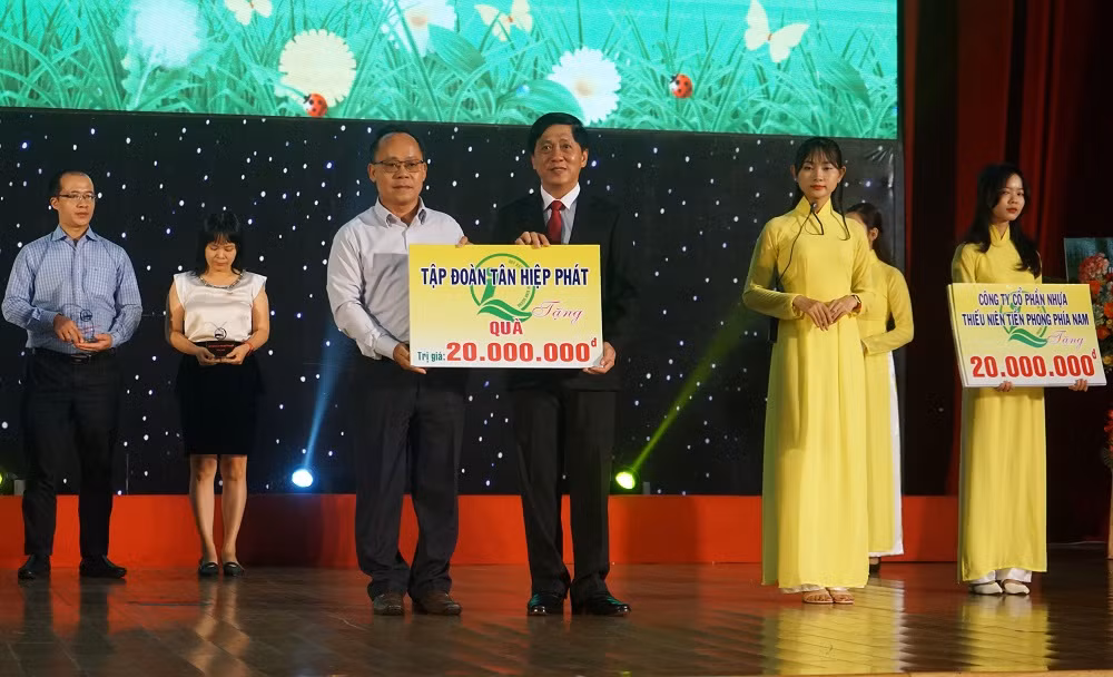 Đại diện Tân Hiệp Phát trao bảng tượng trưng tài trợ cho chương trình.