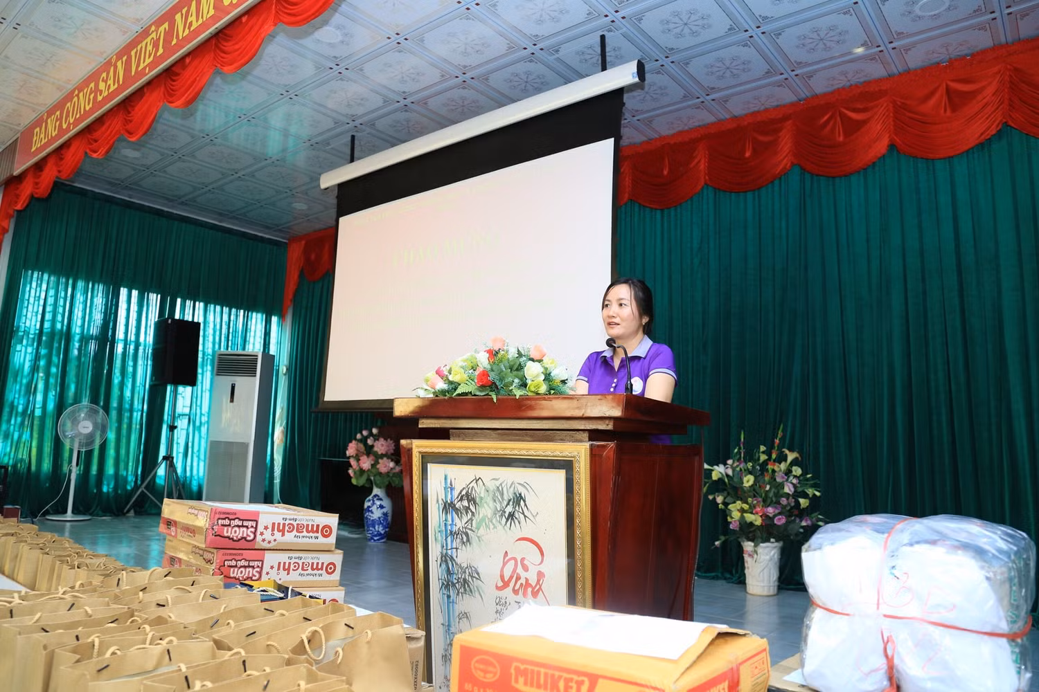 Cô Nguyễn Thị Sông Thương, Hiệu trưởng Trường Trung học cơ sở Nguyễn An Ninh phát biểu tại buổi gặp gỡ thương binh với giáo viên và học sinh. Cô Nguyễn Thị Sông Thương, Hiệu trưởng Trường Trung học cơ sở Nguyễn An Ninh phát biểu tại buổi gặp gỡ thương binh với giáo viên và học sinh.