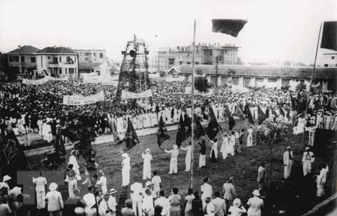 Phong trào Mặt trận Dân chủ Đông Dương míttinh kỷ niệm ngày Quốc tế Lao động 1/5/1938 tại khu Đấu Xảo Hà Nội (nay là Cung Văn hóa Lao động hữu nghị Việt-Xô) với sự tham dự của hàng vạn người. (Ảnh: Tư liệu/TTXVN phát) Phong trào Mặt trận Dân chủ Đông Dương míttinh kỷ niệm ngày Quốc tế Lao động 1/5/1938 tại khu Đấu Xảo Hà Nội (nay là Cung Văn hóa Lao động hữu nghị Việt-Xô) với sự tham dự của hàng vạn người. (Ảnh: Tư liệu/TTXVN phát)