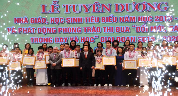 Nhà giáo Ưu tú Nguyễn Thị Thúy trong lễ vinh danh nhà giáo, học sinh tiêu biểu do Bộ Giáo dục và Đào tạo tổ chức năm 2016 - thứ 10 từ trái sang. (Ảnh: Nhân vật cung cấp)
