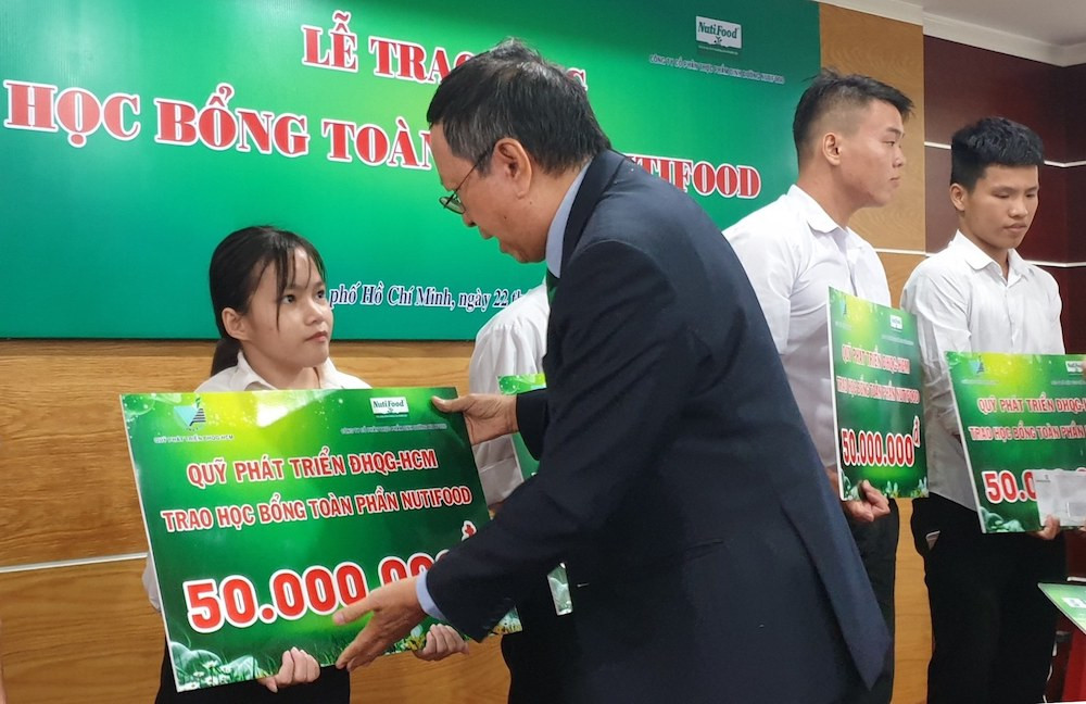 Ông Trương Hùng, Phó Chủ tịch Hội đồng quản trị NutiFood trao học bổng cho các em sinh viên