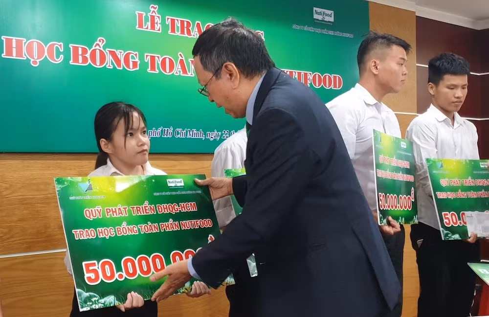 Ông Trương Hùng, Phó Chủ tịch Hội đồng quản trị NutiFood trao học bổng cho các em sinh viên
