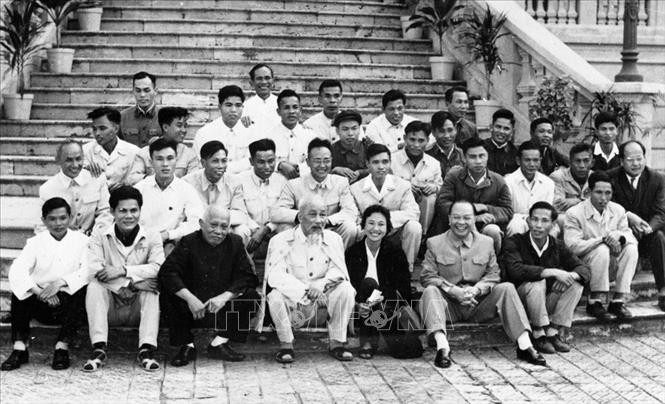 Chủ tịch Hồ Chí Minh, Phó Chủ tịch Tôn Đức Thắng và đồng chí Trường Chinh chụp ảnh lưu niệm với nhóm phóng viên thông tấn, báo chí phục vụ Đại hội lần thứ III của Đảng (năm 1960). Người ngồi giữa Bác Hồ và đồng chí Trường Chinh là nhà báo Huỳnh Thị Hường (phóng viên Việt Nam Thông tấn xã) và người đeo kính ngồi sau Bác Hồ là nhà báo Lê Bá Thuyên (Phó Giám đốc VNTTX). Ảnh: Tư liệu TTXVN Chủ tịch Hồ Chí Minh, Phó Chủ tịch Tôn Đức Thắng và đồng chí Trường Chinh chụp ảnh lưu niệm với nhóm phóng viên thông tấn, báo chí phục vụ Đại hội lần thứ III của Đảng (năm 1960). Người ngồi giữa Bác Hồ và đồng chí Trường Chinh là nhà báo Huỳnh Thị Hường (phóng viên Việt Nam Thông tấn xã) và người đeo kính ngồi sau Bác Hồ là nhà báo Lê Bá Thuyên (Phó Giám đốc VNTTX). Ảnh: Tư liệu TTXVN