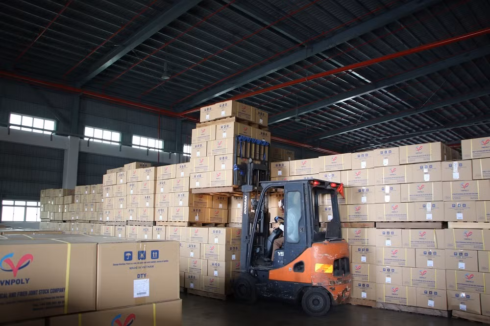 VNPOLY chuyển hàng ra container để xuất cho khách hàng.