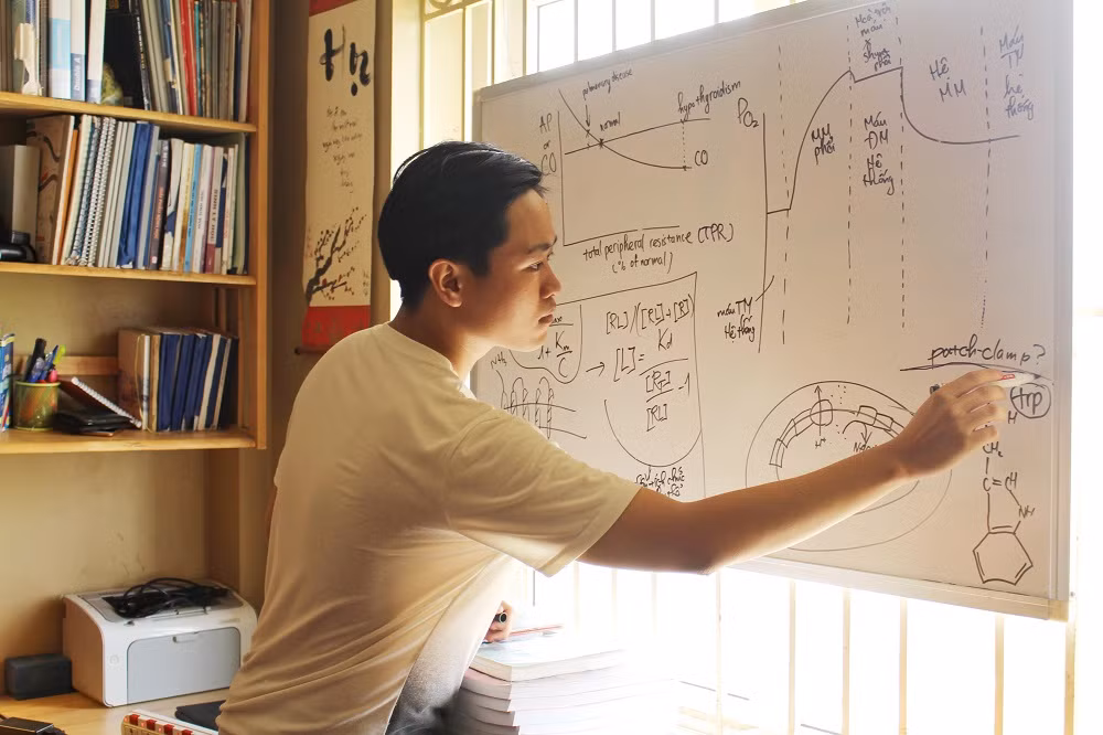 Đồng Ngọc Hà thường học bằng cách vẽ và tư duy những kiến thức lên bảng giúp em dễ hình dung bài học nhất. (Ảnh: Kim Anh) Đồng Ngọc Hà thường học bằng cách vẽ và tư duy những kiến thức lên bảng giúp em dễ hình dung bài học nhất. (Ảnh: Kim Anh)