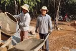 Thầy Lê Hà Trung làm phụ hồ trong mùa dịch Covid-19