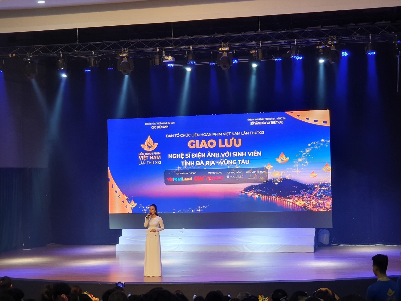 Cô giáo trẻ đầy tài năng và rất duyên dáng