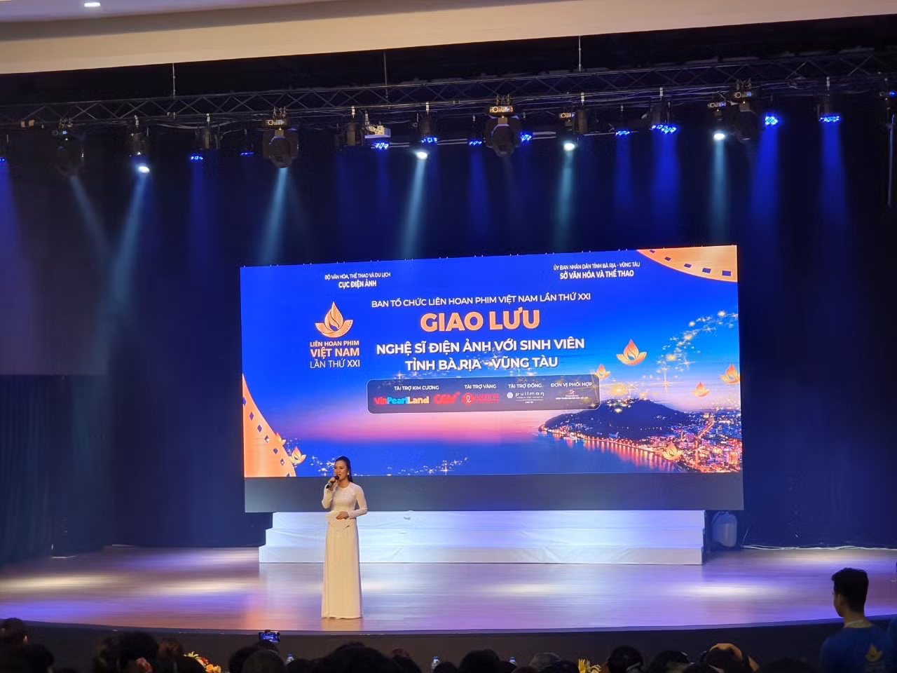 Cô Hà Thị Diệu Thúy làm MC trong chương trình Giao lưu nghệ sĩ điện ảnh với sinh viên tỉnh Bà Rịa - Vũng Tàu (Ảnh: CTV)