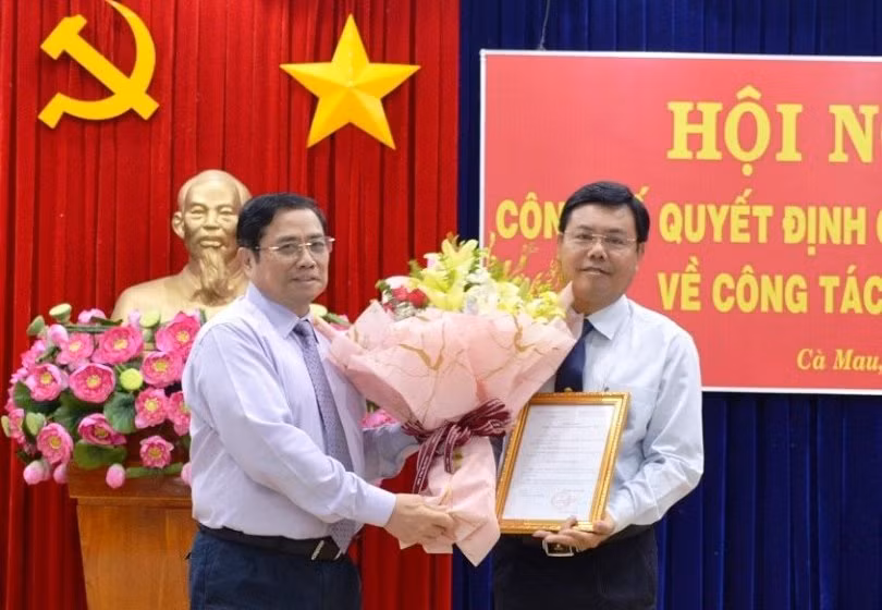 Đồng chí Phạm Minh Chính trao quyết định và chúc mừng đồng chí Nguyễn Tiến Hải. (Ảnh: VGP) Đồng chí Phạm Minh Chính trao quyết định và chúc mừng đồng chí Nguyễn Tiến Hải. (Ảnh: VGP)