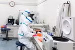 Công tác xét nghiệm virus SARS-CoV-2. (Ảnh minh hoạ: VTV) Công tác xét nghiệm virus SARS-CoV-2. (Ảnh minh hoạ: VTV)