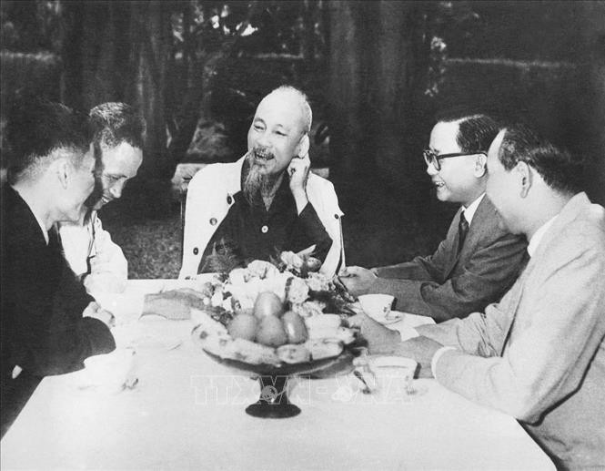 Chủ tịch Hồ Chí Minh khẳng định: "Lịch sử trong những năm qua đã tỏ rõ lực lượng đoàn kết của nhân dân là vô địch. Trong ảnh: Chủ tịch Hồ Chí Minh tiếp Đoàn đại biểu Mặt trận dân tộc giải phóng miền Nam Việt Nam lần đầu tiên ra thăm miền Bắc (20/10/1962). Ảnh: Tư liệu TTXVN