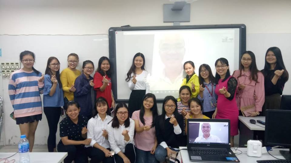 Cô Cao Hồng Huệ cùng sinh viên khoa Giáo dục Tiểu học giao lưu với thầy Ngô Thành Nam - Top 50 Giáo viên toàn cầu năm 2017 về "Bí kíp thu phục học sinh tiểu học" (Ảnh do tác giả cung cấp)