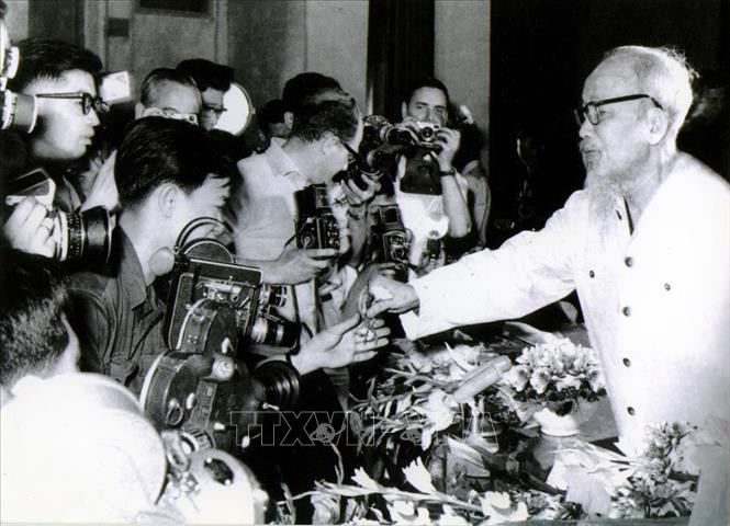 Chủ tịch Hồ Chí Minh gặp gỡ phóng viên các cơ quan báo chí trong và ngoài nước tại Thủ đô Hà Nội (5/1968). Ảnh: TTXVN Chủ tịch Hồ Chí Minh gặp gỡ phóng viên các cơ quan báo chí trong và ngoài nước tại Thủ đô Hà Nội (5/1968). Ảnh: TTXVN