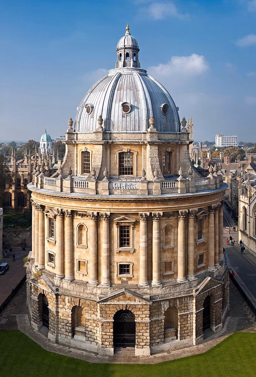 Radcliffe Camera là tòa nhà được xây dựng từ thế kỷ 18, nguyên là thư viện chính của trường Đại học Oxford. Hiện nay tòa nhà này được sử dụng là phòng đọc trung tâm. (nguồn ảnh từ Sorbonne University-Wikipedia)