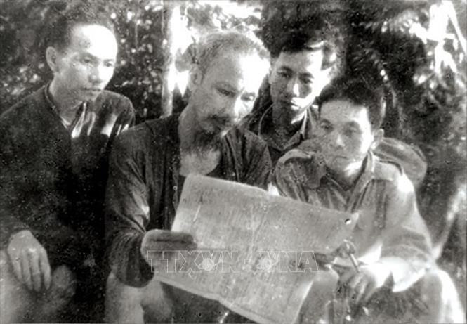 Chủ tịch Hồ Chí Minh cùng các đồng chí Trường Chinh, Lê Đức Thọ, Võ Nguyên Giáp đọc báo tại ATK Thái Nguyên, năm 1947. Ảnh: Tư liệu/TTXVN phát Chủ tịch Hồ Chí Minh cùng các đồng chí Trường Chinh, Lê Đức Thọ, Võ Nguyên Giáp đọc báo tại ATK Thái Nguyên, năm 1947. Ảnh: Tư liệu/TTXVN phát