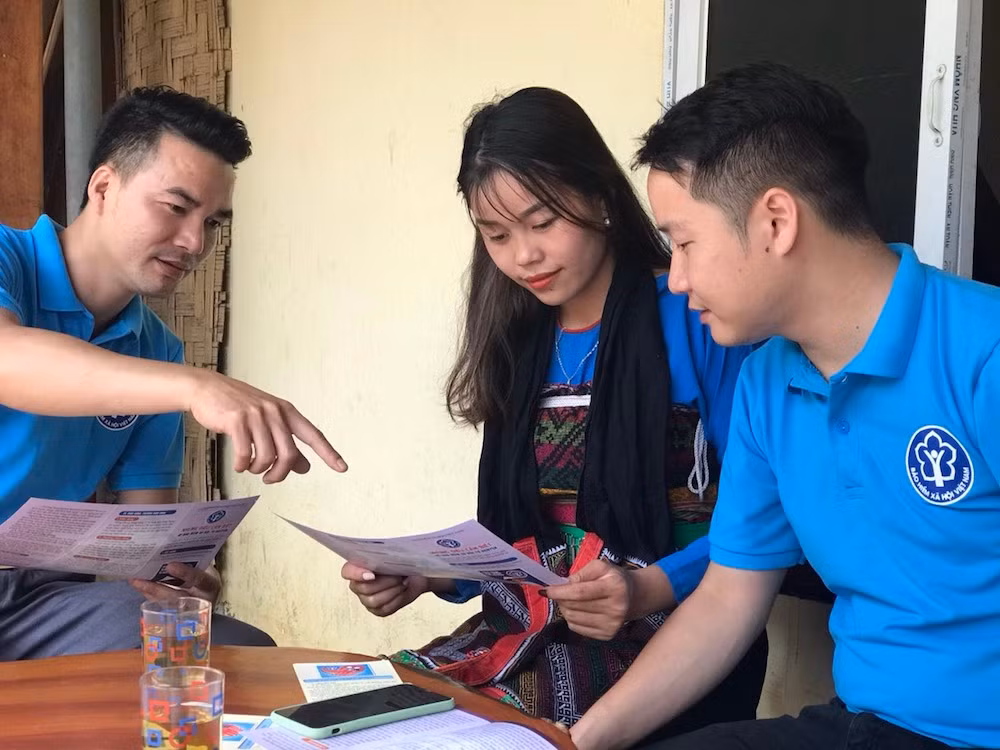 Cán bộ Bảo hiểm xã hội tới từng thôn bản tuyên truyền về Bảo hiểm xã hội tự nguyện, Bảo hiểm y tế hộ gia đình cho người dân