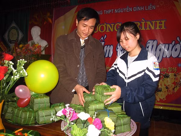 Những "cô cậu Lang Liêu" gói bánh chưng tặng bạn nghèo dịp Tết ảnh 1