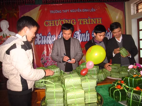 Những "cô cậu Lang Liêu" gói bánh chưng tặng bạn nghèo dịp Tết ảnh 3