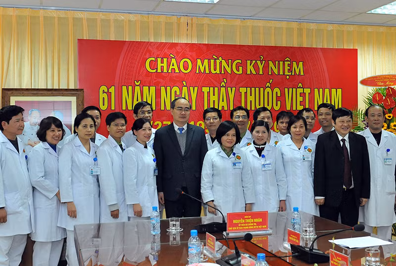 Đồng chí Nguyễn Thiện Nhân chúc mừng đội ngũ cán bộ, y bác sĩ BV Quân y 354. Đồng chí Nguyễn Thiện Nhân chúc mừng đội ngũ cán bộ, y bác sĩ BV Quân y 354.